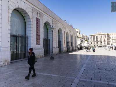 ...e lo spazio Murat, funge da �porta� per la citt� vecchia